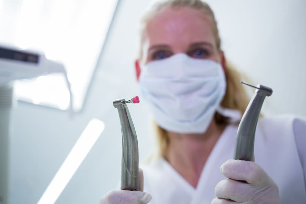 Gutaperka stomatologiczna – rodzaje ćwieków i jak dobrać do metody wypełnienia kanału?