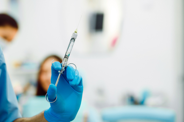 Rodzaje znieczuleń w stomatologii - przewodowe, nasiękowe i śródwięzadłowe